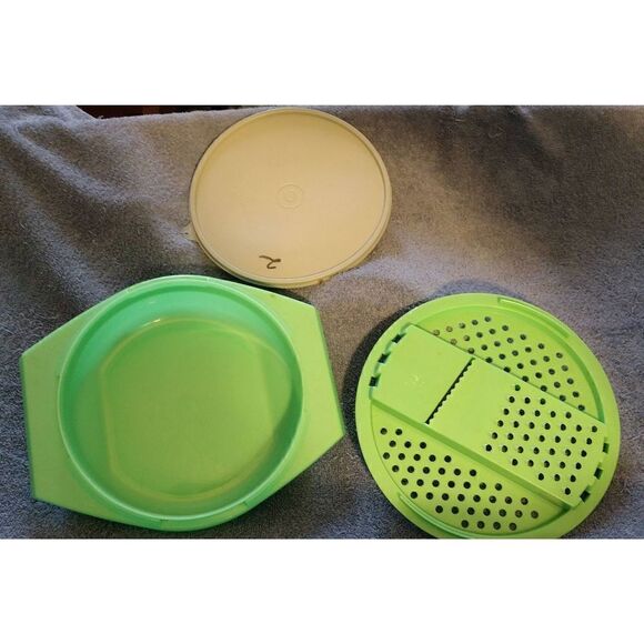 Tupperware Cheese Grater Slicer 786-7 Vintage Plastic Green With Lid - Picture 1 of 8